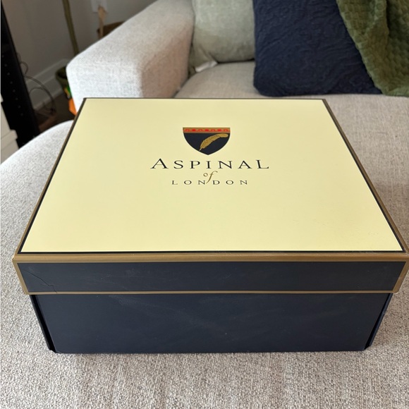 Aspinal of London Gift Box with Tissue & Shopper Bag - Picture 2 of 6